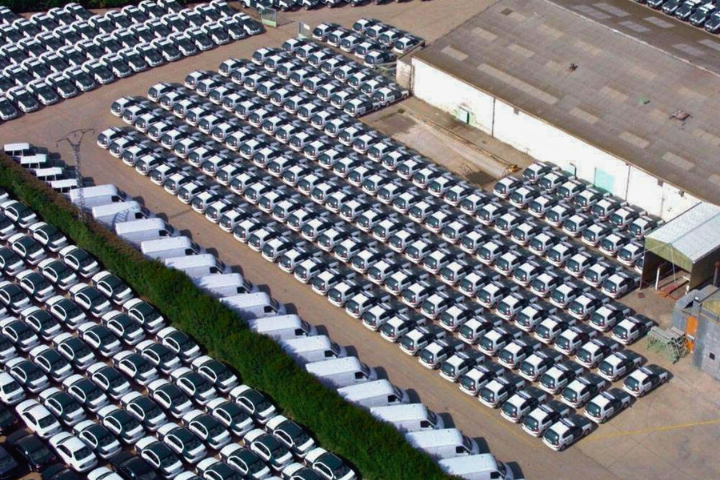 Vista aérea de las instalaciones de UNIBUS y Servicios con una gran flota de vehículos preparados para cuerpos de seguridad y administraciones públicas