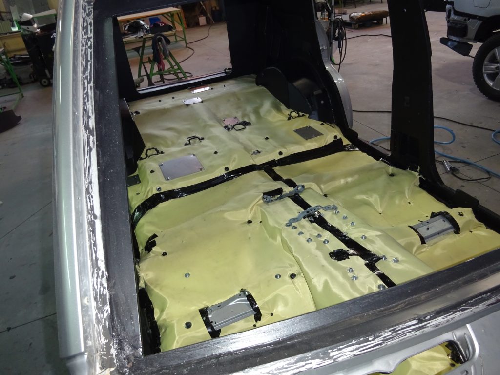 Montaje del blindaje BR6 en el suelo de un Toyota Land Cruiser GXR