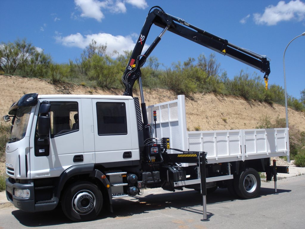Camión Iveco doble cabina con caja fija y grúa articulada