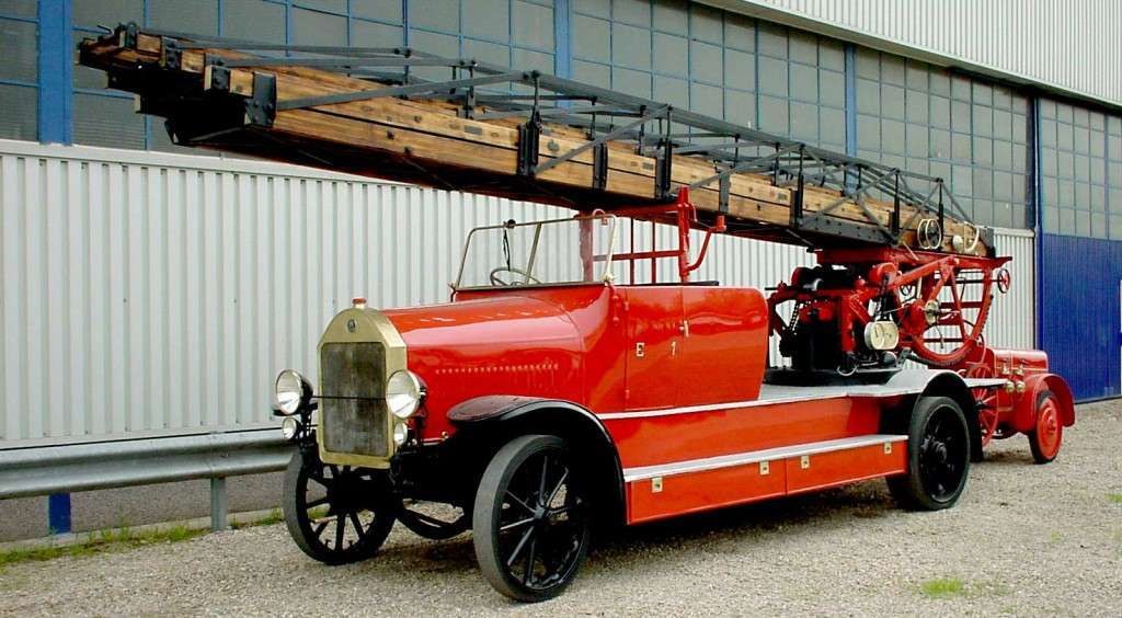 Camión de bomberos histórico con escalera de madera