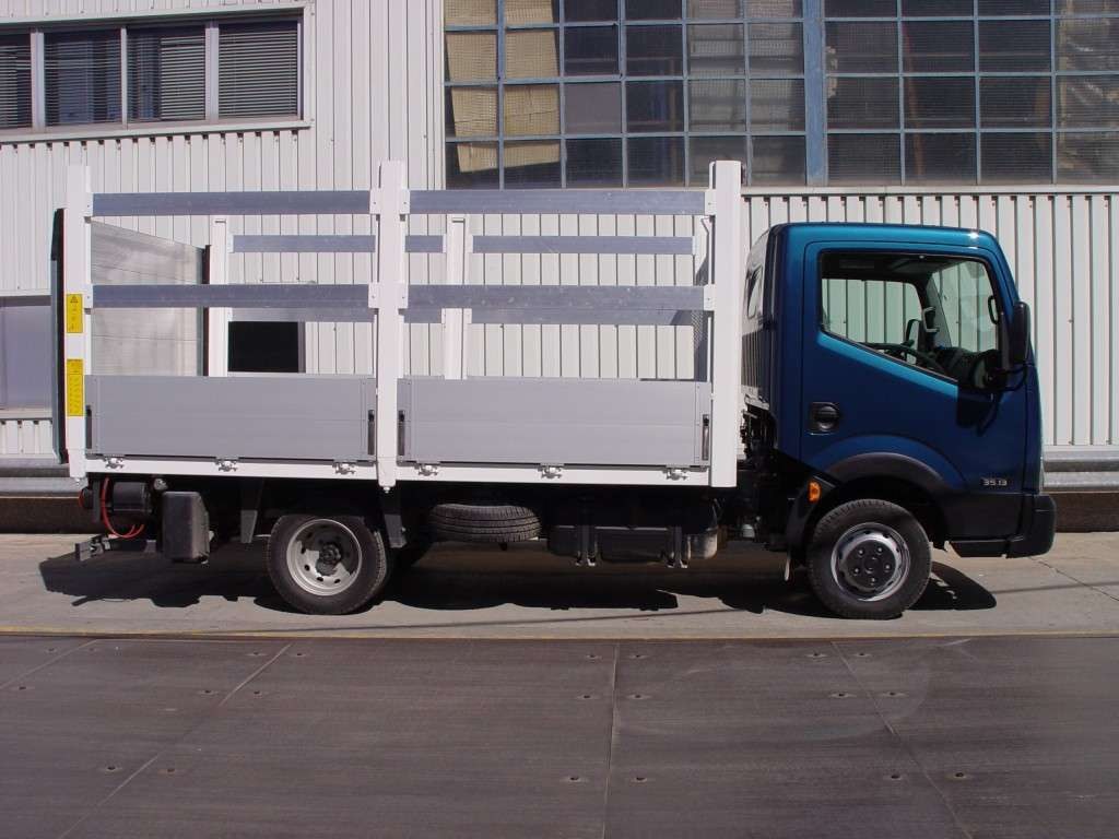 Camión con carrocería de caja abierta, laterales de aluminio y plataforma elevadora