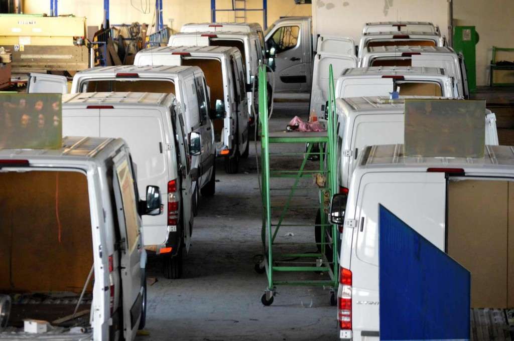Furgonetas en la nave de transformación de Unibus y Servicios