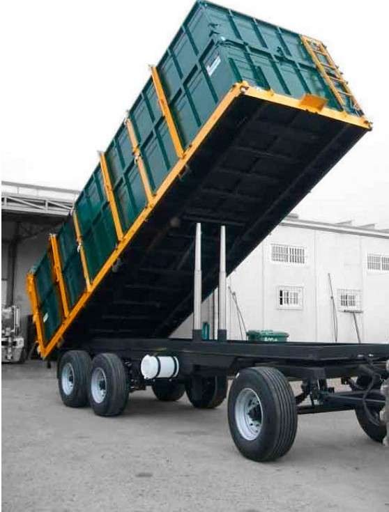 Remolque basculante con la caja elevada