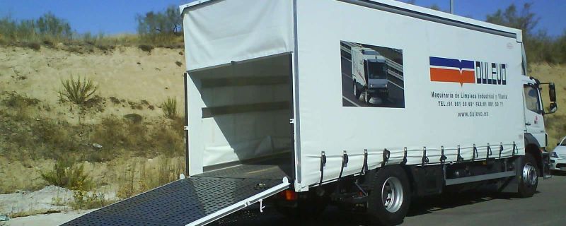 CAMION CON PLATAFORMA
